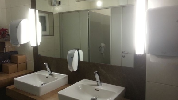 Beleuchtung von Waschbecken und Spiegel