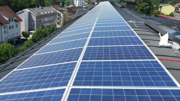 Zahlreiche PV Module auf einem Dach in 2 Reihen angelegt