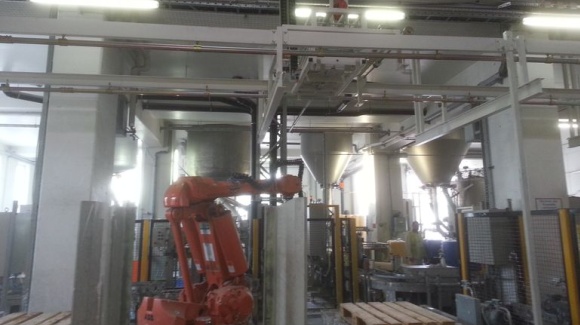 Ansicht einer Produktion mit Roboter