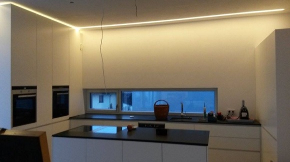 Ansicht einer K&uuml;che mit Ambientenbeleuchtung an der Decke